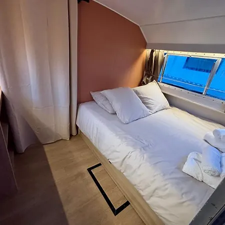 Nightboat Peniche بوتيل