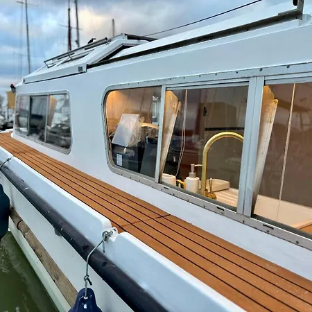 Nightboat Peniche Botel
