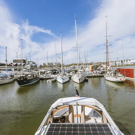 Nightboat Peniche بوتيل بوردو