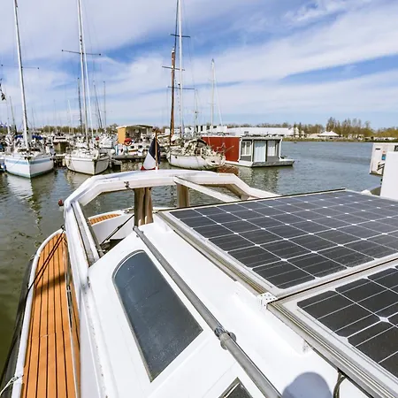 Nightboat Peniche بوتيل *