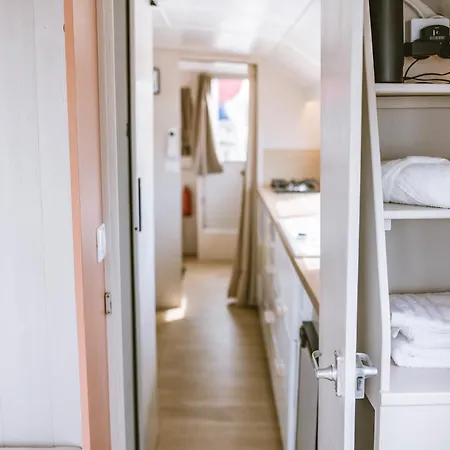 Nightboat Peniche بوتيل *