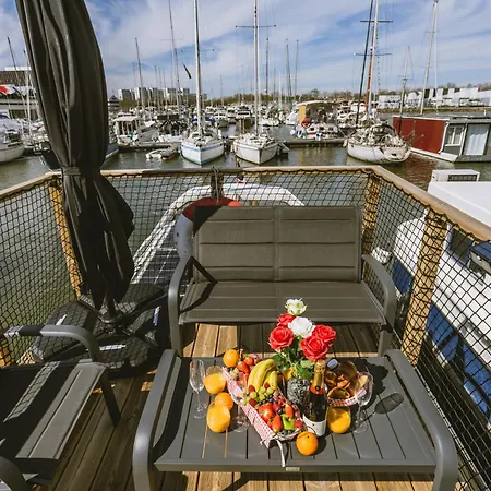 Nightboat Peniche بوتيل بوردو