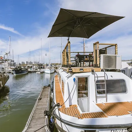 Nightboat Peniche بوتيل *