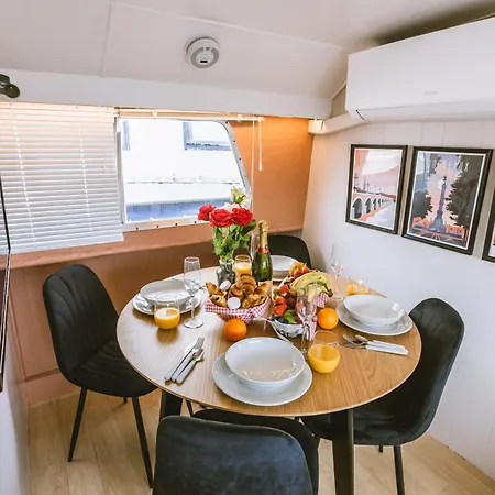 Nightboat Peniche Botel Bordeaux