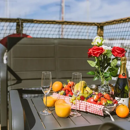 Nightboat Peniche Botel *