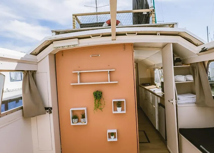 Botel Nightboat Peniche