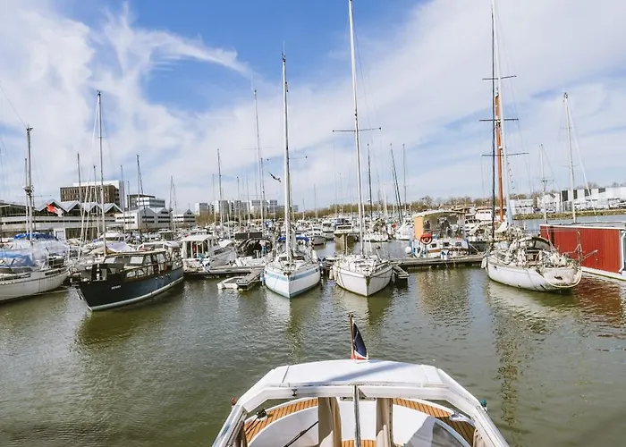 Nightboat Peniche Botel Bordeaux