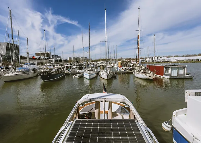 Nightboat Peniche Botel Bordeaux