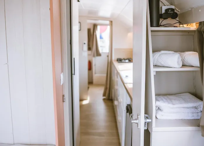 Nightboat Peniche Botel *