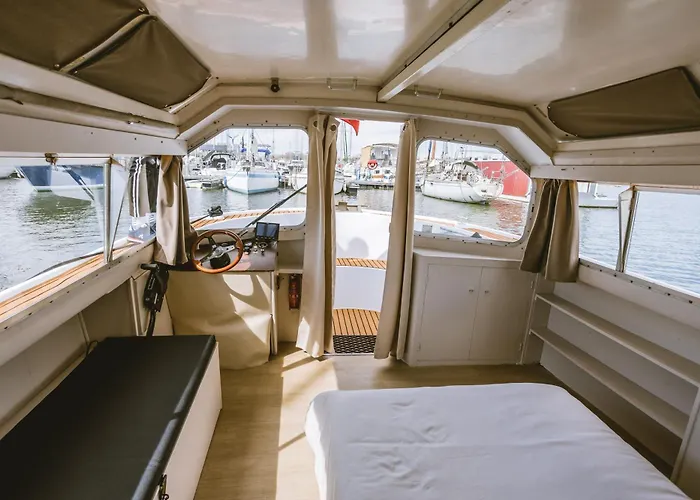 Nightboat Peniche Botel