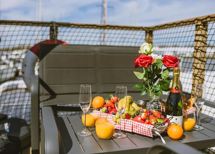 Nightboat Peniche Botel *