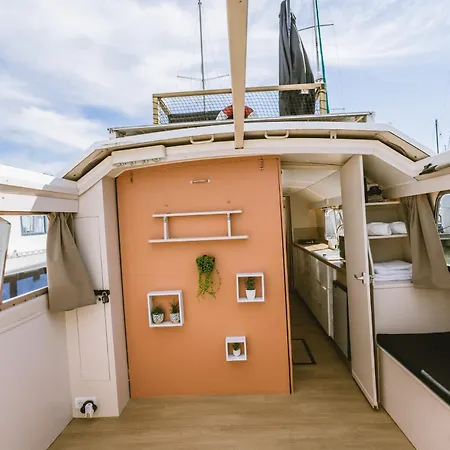 Úszó hotel Nightboat Peniche