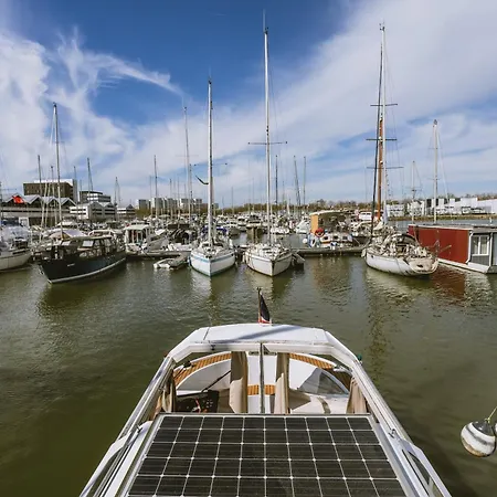 Nightboat Peniche 船上ホテル ボルドー